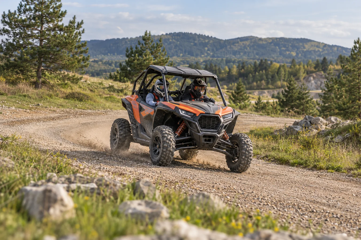 Ein SSV mit zwei Personen mit Helm auf einer Offroad-Schotterstrecke — KI-Konzeptillustration